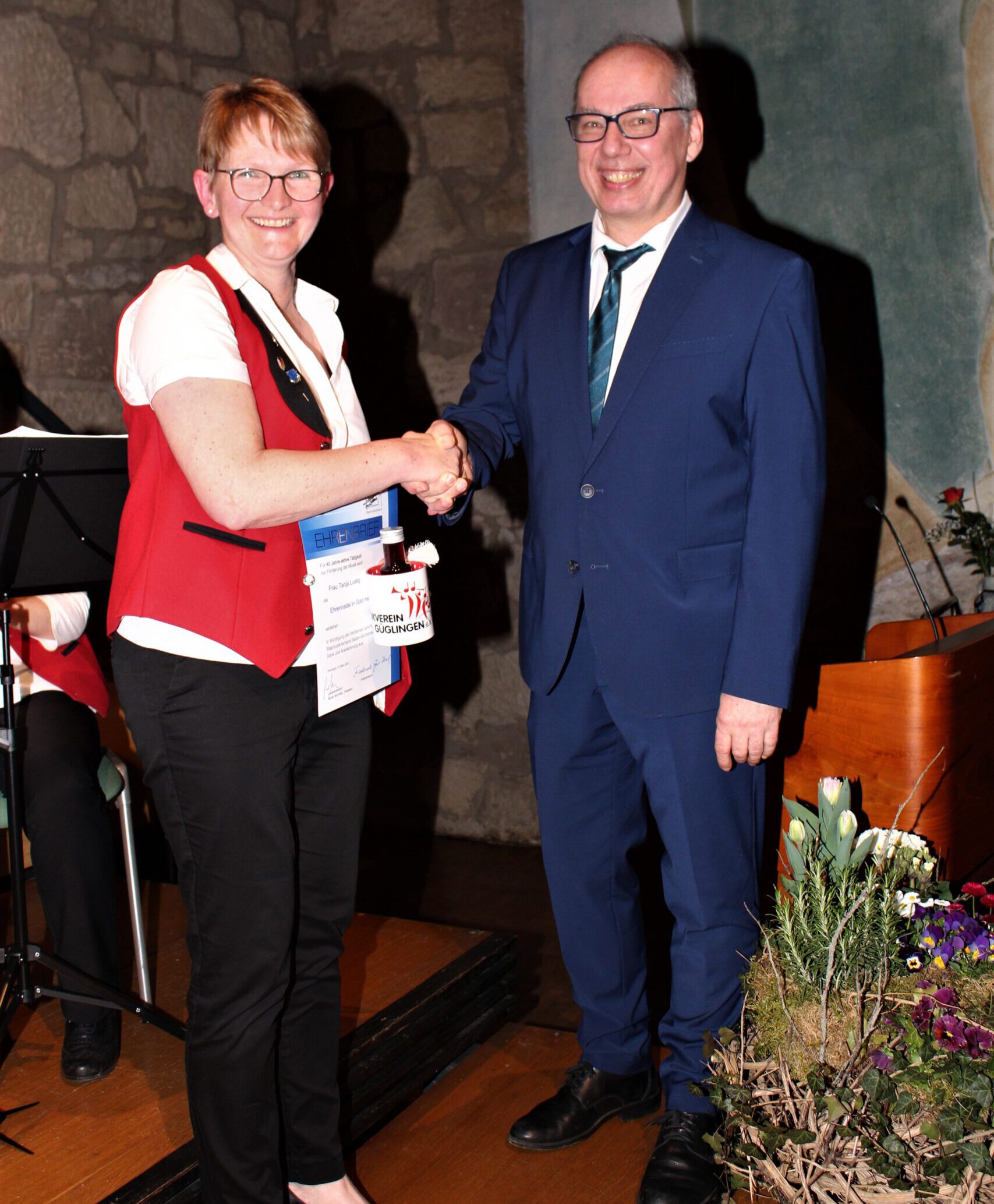 Tanja Lustig wurde für ihre 40jährige aktive Tätigkeit von Karsten Wiese, 2. Stellv. Vorsitzender des Blasmusikkreisverbandes Heilbronn, mit der goldenen Ehrennadel ausgezeichnet.